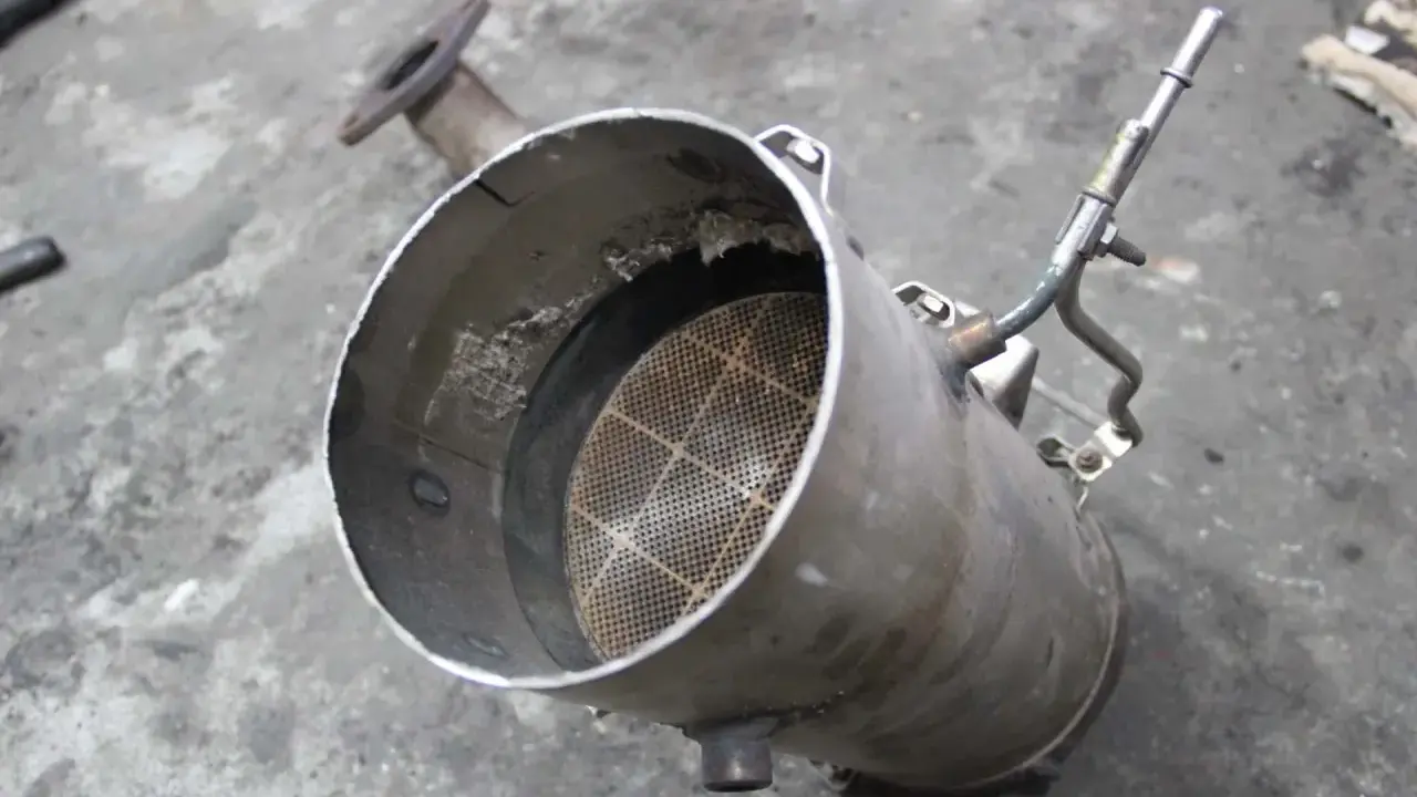 Zapchany DPF w Fordzie S-Max? Objawy, koszty, uniknij drogich napraw!