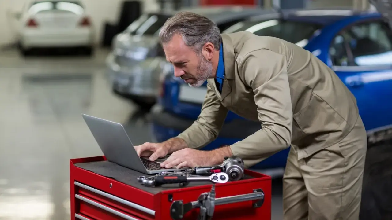 Komputer warsztatowy: Jak wybrać idealny sprzęt dla mechanika?