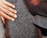 Przebicie opony: Kary, odszkodowanie i jak chronić auto?