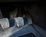 Gdzie sprzęgło, gaz, hamulec w aucie? Opanuj pedały krok po kroku.
