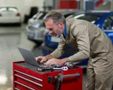 Komputer warsztatowy: Jak wybrać idealny sprzęt dla mechanika?