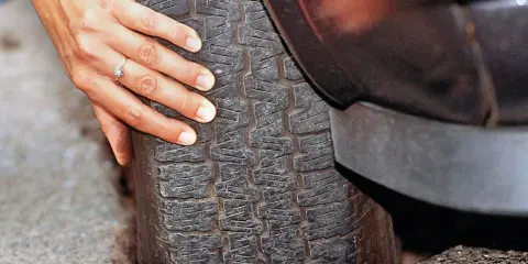 Przebicie opony: Kary, odszkodowanie i jak chronić auto?