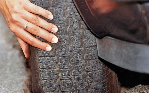 Przebicie opony: Kary, odszkodowanie i jak chronić auto?