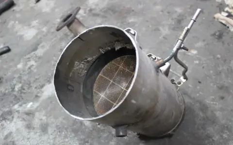 Zapchany DPF w Fordzie S-Max? Objawy, koszty, uniknij drogich napraw!