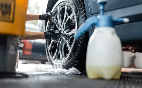 Felgi jak nowe? Odkryj domowe sposoby na czyste koła bez chemii!