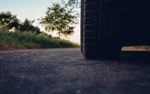 Opony zimowe: Kiedy zmienić, by jeździć bezpiecznie i bez mandatu?
