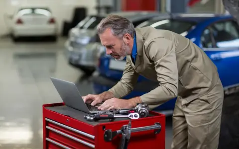 Komputer warsztatowy: Jak wybrać idealny sprzęt dla mechanika?
