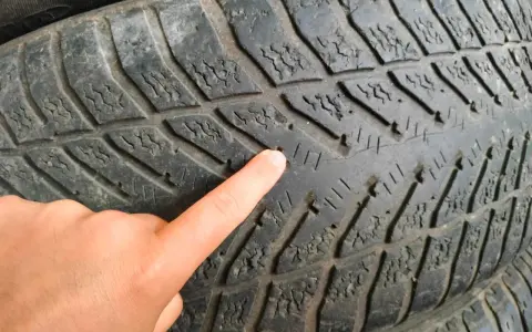 Nowe opony letnie: 7-8 mm bieżnika. Kiedy wymienić dla bezpieczeństwa?