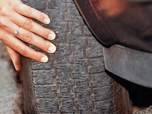 Przebicie opony: Kary, odszkodowanie i jak chronić auto?