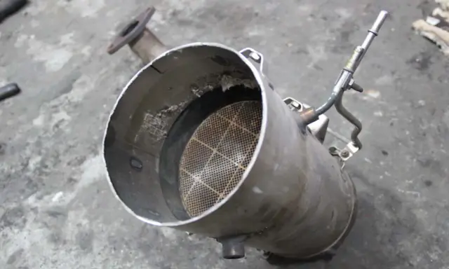 Zapchany DPF w Fordzie S-Max? Objawy, koszty, uniknij drogich napraw!