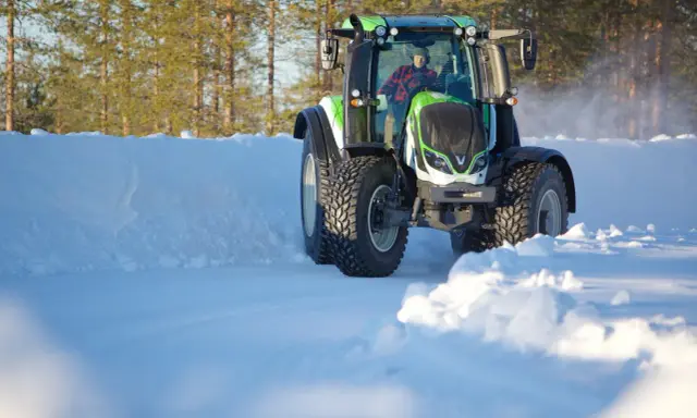 Ciągnik 4x4: Jak dobrać opony, by nie zniszczyć napędu?