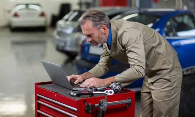 Komputer warsztatowy: Jak wybrać idealny sprzęt dla mechanika?