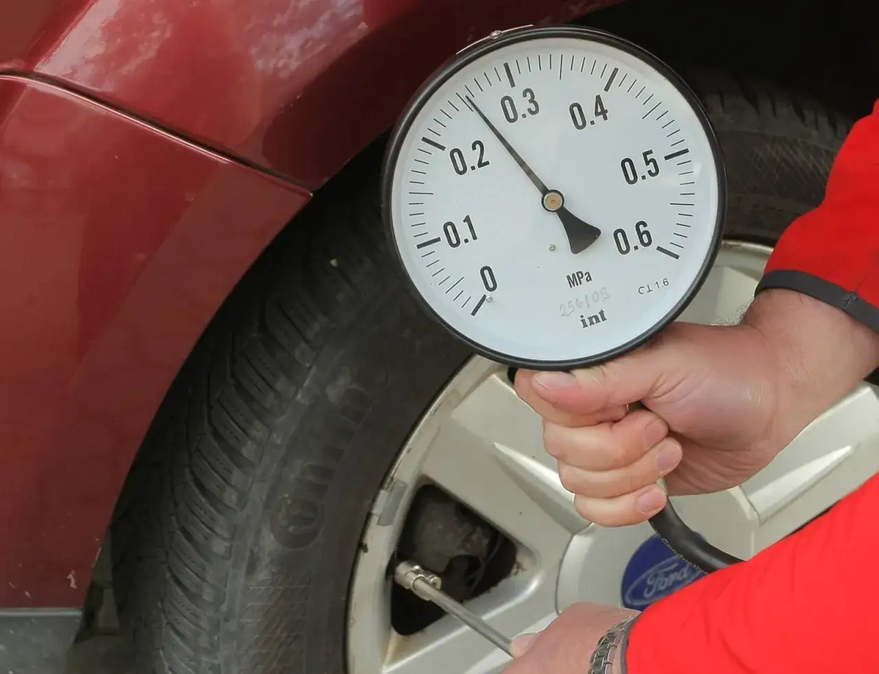 opona samochodowa z manometrem sprawdzanie ciśnienia