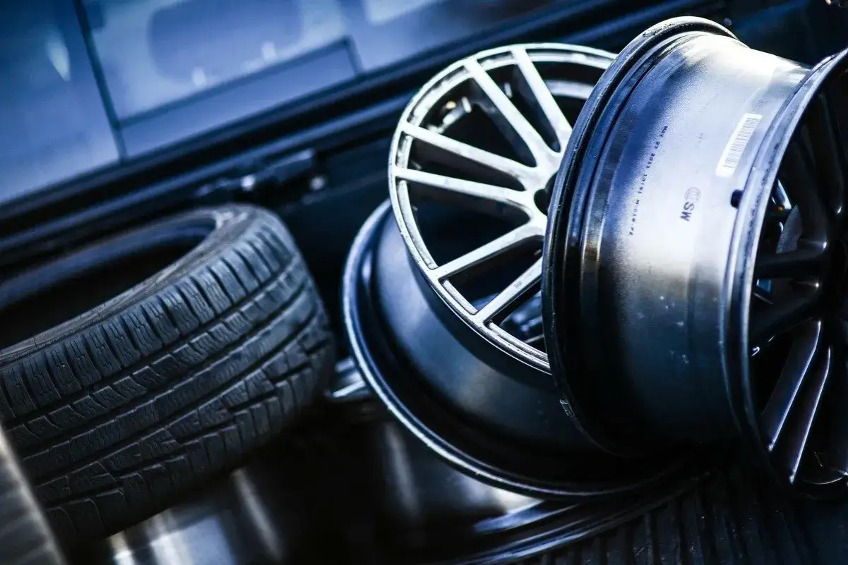 Felgi stalowe vs aluminiowe Opel Vivaro, zalety i wady