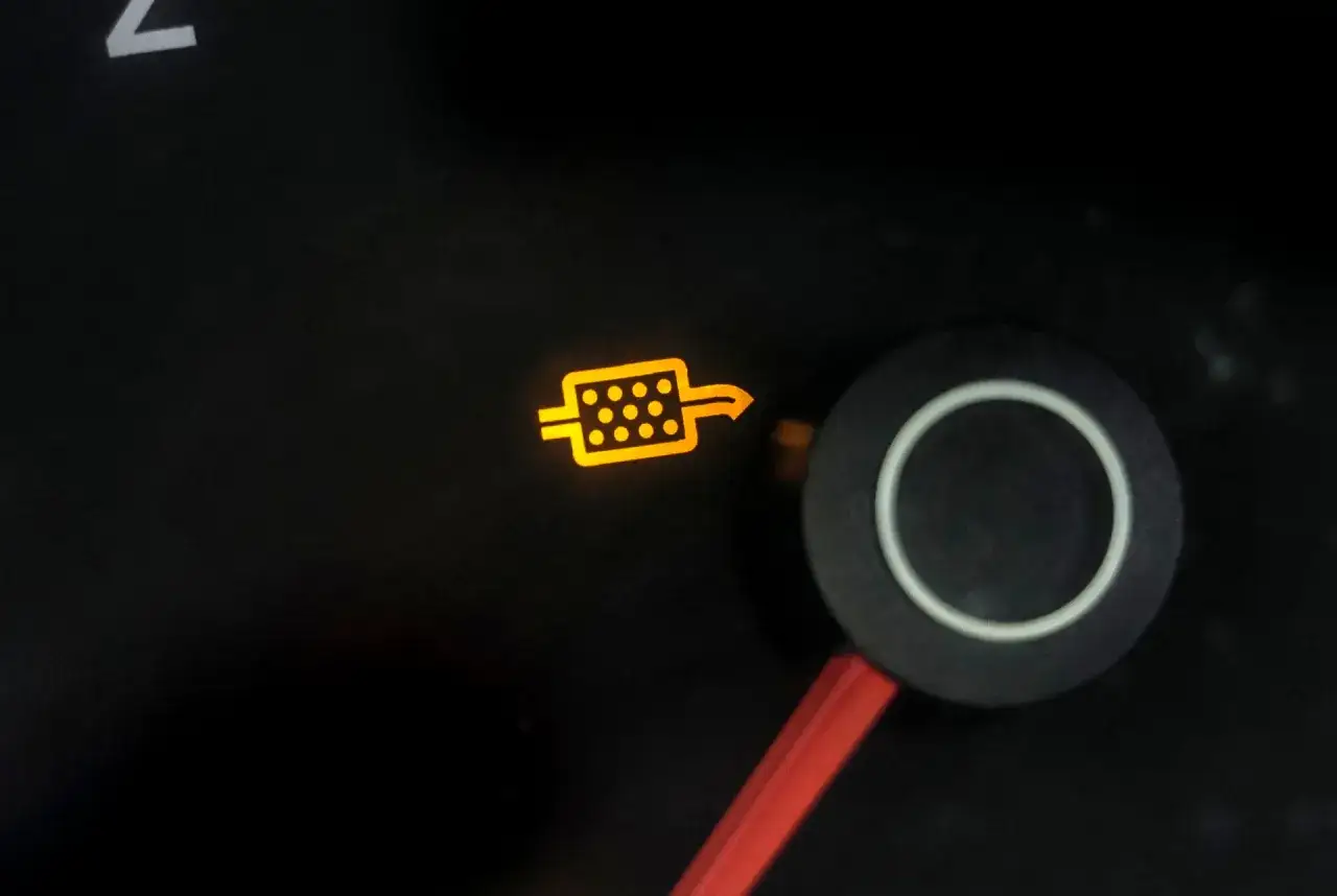 kierowca w samochodzie na autostradzie, symbol DPF na desce rozdzielczej