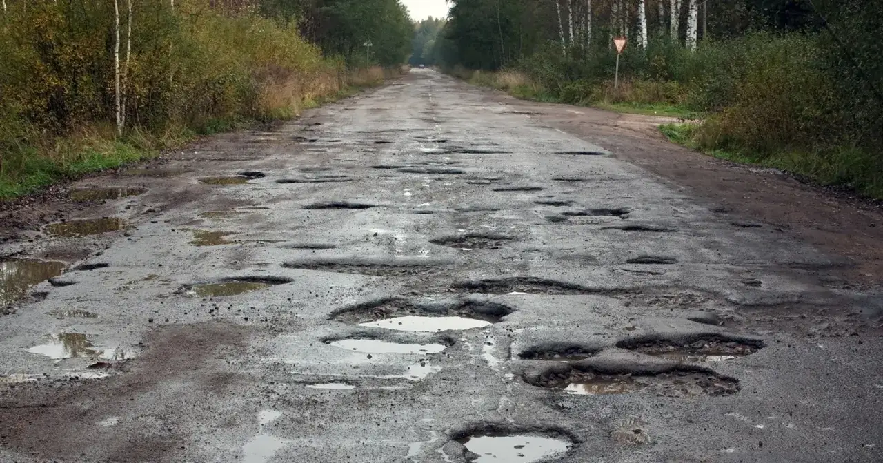 dziurawe polskie drogi samochód
