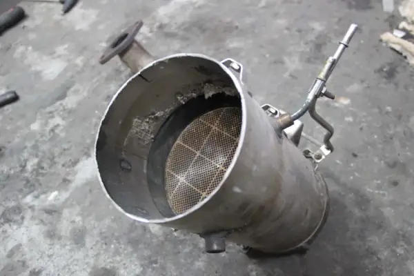 Zapchany DPF w Fordzie S-Max? Objawy, koszty, uniknij drogich napraw!